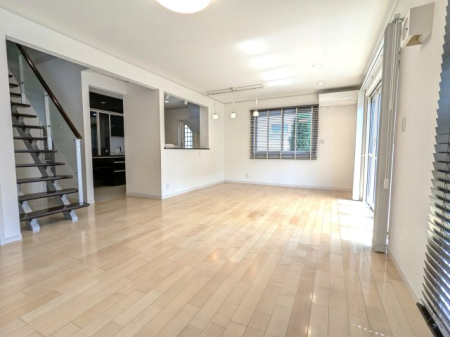 ���r���O �ΖʃL�b�`���A���r���O�K�i�ŉƑ��̊炪�����郊�r���O�ł�