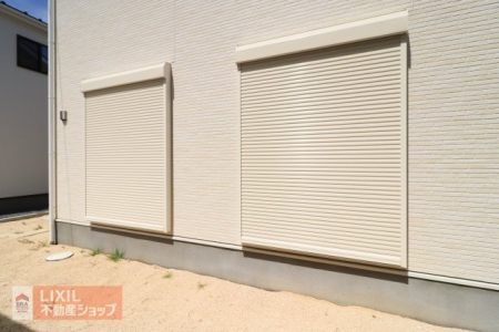  �y�h�Ɛݔ��z���n�����ʐ^�B�P�K���r���O�ɂ͉J���̋������ɂ��𗧂h�ƃV���b�^�[�����Ă��܂��B