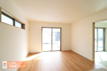 ���r���O �y���r���O�z�I�[�v���L�b�`���������炷�J�������ӂ�郊�r���O���[���B�����S�̂����n����L�b�`���ŁA���q���܂̗l�q�����Ȃ���Ƒ��Ƃ̉�b���y���߂܂��B