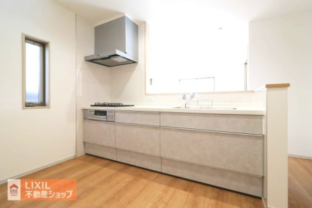 �L�b�`�� �y�L�b�`���z3���R�����t���Œ����X�y�[�X���m�ۂ��ꂽ�V�X�e���L�b�`���B�����̗����𓯎��ɍ��邽�߁A���Z�ɂ��Ȃ�A�i�������₹��̂ł������D���̕��Ɋ�΂�܂��B 