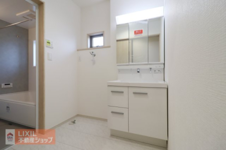 ���ʑ�E���ʏ� �y�������ʉ��ϑ�z���̗��Ɏ��u���V�≻�ϐ��A�������ȂǏ������B���Ď��[�ł��A���������o�������Y��ȋ�ԂɕۂĂ܂��B�܂��A���E�̋��𓮂������Ƃŉ���������̎p���`�F�b�N�ł���̂��������|�C���g�ł��ˁB