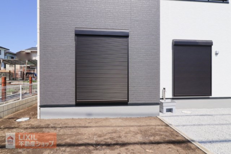  �y�h�Ɛݔ��z���n�����ʐ^�B�P�K���r���O�ɂ͉J���̋������ɂ��𗧂h�ƃV���b�^�[�����Ă��܂��B