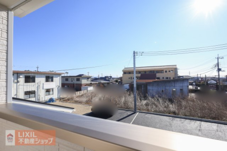 ���̑� �y��������̒��]�z���n�����ʐ^�B�o���R�j�[����̌i�F�B�\���ȊԊu���m�ۂ���Ă���܂��B