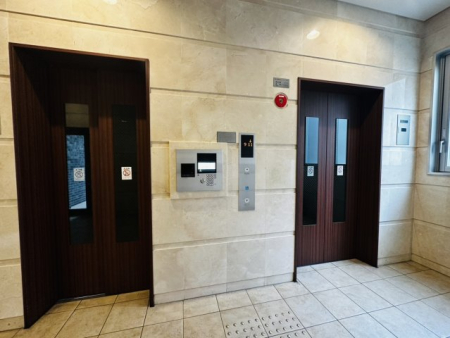 ���̑� �G���x�[�^�[��2���܂��B�Z�L�����e�B�[���������肵�Ă��܂��B