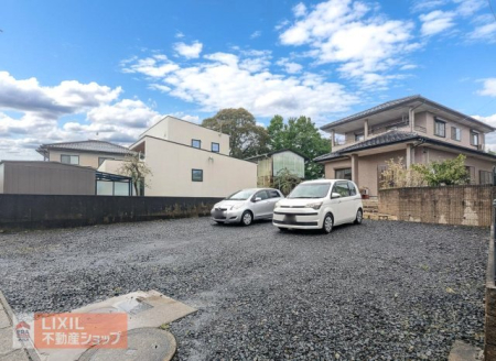  �L���X�y�[�X�́A��Ԃ�DIY�̍�Ə�Ƃ��Ă͂������A���q�l�����H�ɏo�邱�ƂȂ����S�ɗV�ׂ�ꏊ�Ƃ��Ă��œK�ł��B�ׂ̎ԂƂ̊Ԋu���L�����邽�߁A�x�r�[�J�[����̏悹�~�낵��A�傫�ȉו��̐ςݍ��݂��Z