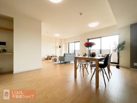  �Ƒ��̏Ί炪���R�ƏW�܂�A���邭�J���I�ȃ_�C�j���O�X�y�[�X�B