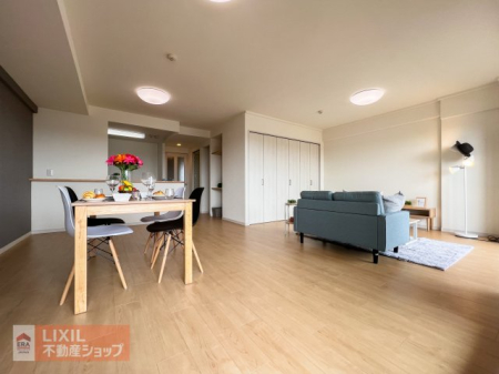 ���r���O �傫�ȑ�����z�����~�蒍���A���邭���₩�ȉƑ��̒c����ԁB