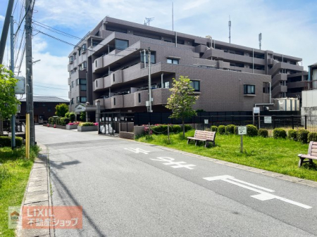 ���̑� �Ƃ̑O�ŗ����b���ł���悤�ȁA���₩�ŃA�b�g�z�[���ȕ��͋C���Y���Z��X�B