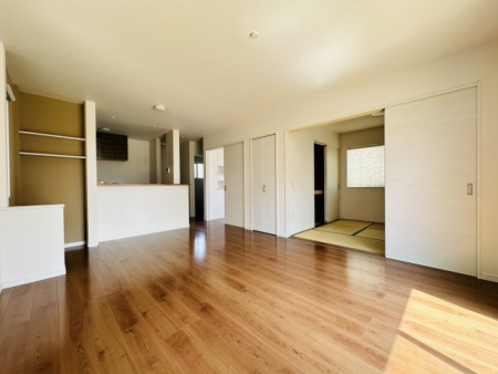 ���r���O �L�X�Ƃ������r���O�͑����炽������̌���������Ă���܂��B�Ƒ����W�܂��Ԃł����疾�邳�ƁA�g�����͑�؂ł��B�L��������܂��̂ŉƋ�̔z�u�����₷���ł��ˁB