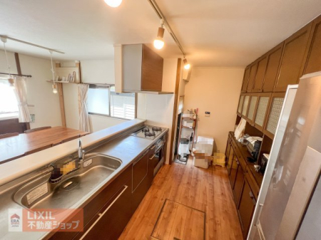 �L�b�`�� �Ƒ��ł̃R�~���j�P�[�V�������Ƃ��Ζʌ^�V�X�e���L�b�`���ł��B�����ɃV���N�ƃR�������܂Ƃ߂��V���v���Ȍ`�ł��B