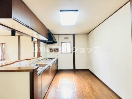 �L�b�`�� �y�L�b�`��/���n�ʐ^�z�J�E���^�[�L�b�`���ł��q�l�̗l�q�����Ȃ��痿�����o���܂��B�L�b�`�����ɂ͏�����t�̍L���Ǝ��X�y�[�X���������܂��B